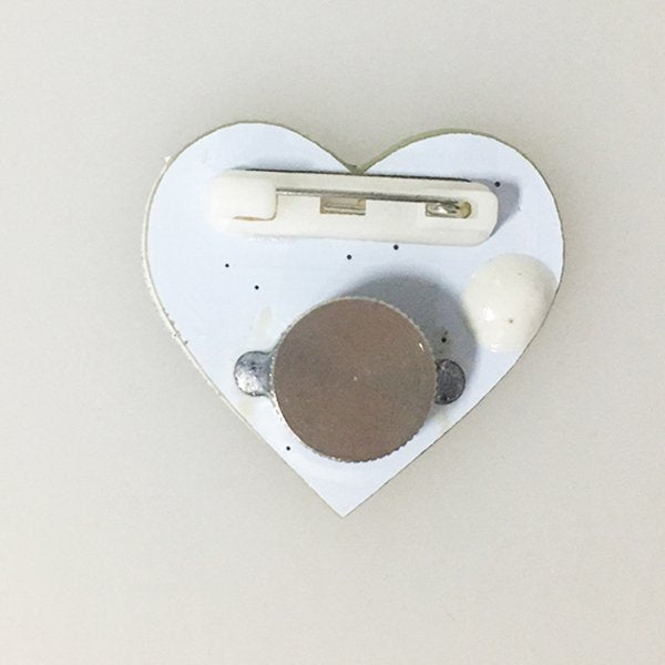 LED閃爍心型別針胸章