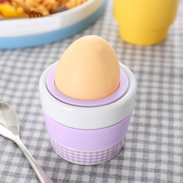 可疊放的彩色陶瓷雞蛋杯