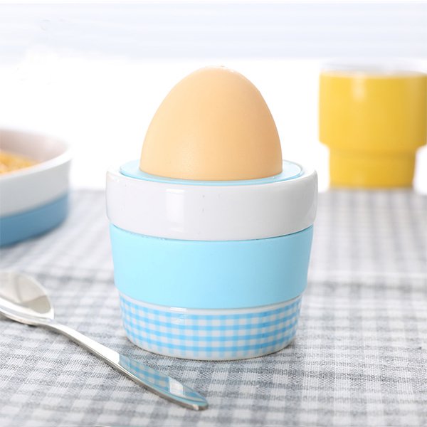 可疊放的彩色陶瓷雞蛋杯