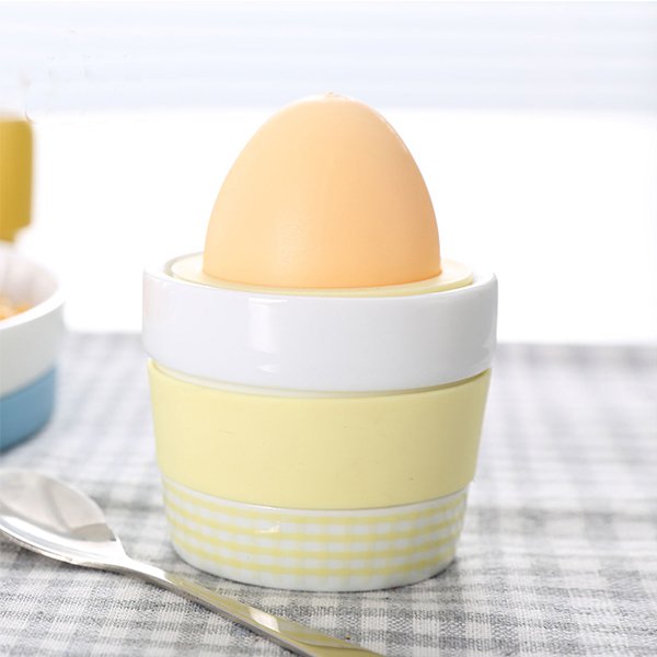 可疊放的彩色陶瓷雞蛋杯