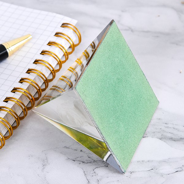 水晶金字塔紙鎮