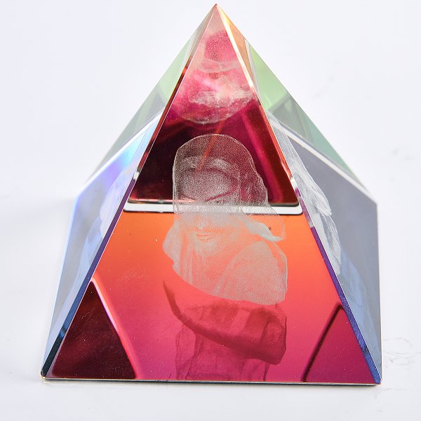 水晶金字塔紙鎮