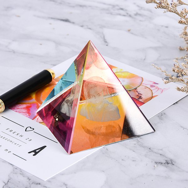 水晶金字塔紙鎮