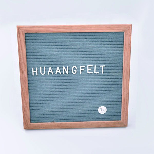 毛氈字母桌上展示留言版