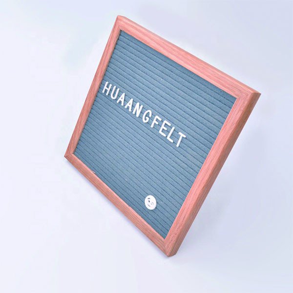 毛氈字母桌上展示留言版