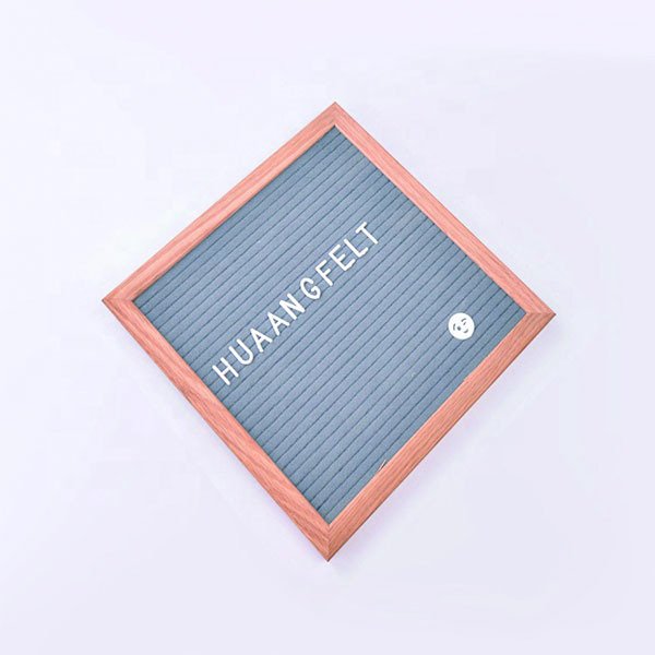 毛氈字母桌上展示留言版