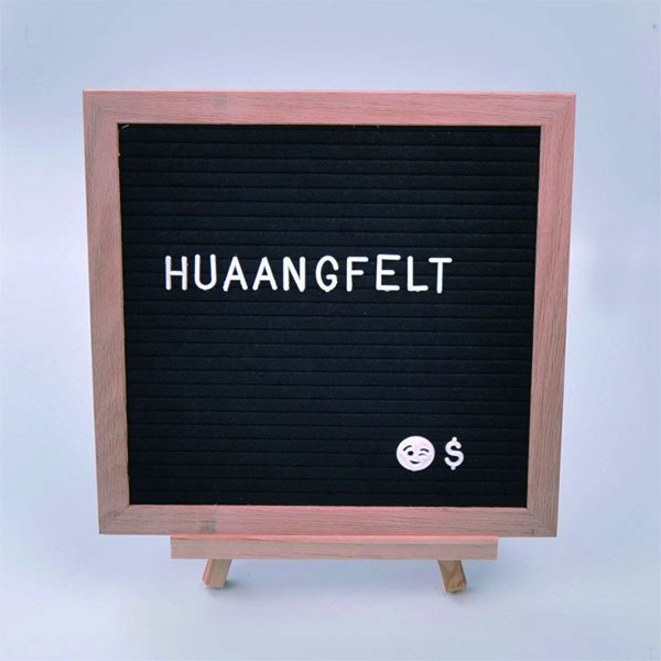 毛氈字母桌上展示留言版