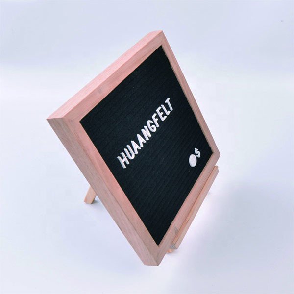 毛氈字母桌上展示留言版