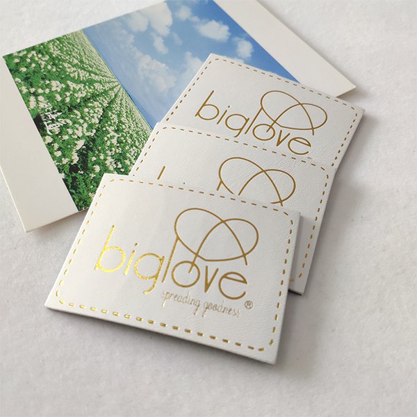 白色壓花PU皮革標籤布貼