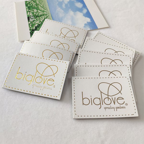 白色壓花PU皮革標籤布貼