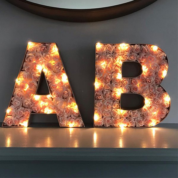 粉色布玫瑰LED字母擺飾-婚禮裝飾
