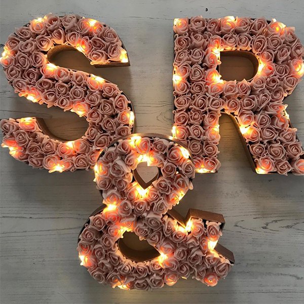 粉色布玫瑰LED字母擺飾-婚禮裝飾