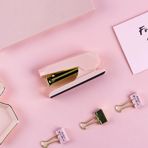 粉色系防滑底座釘書機