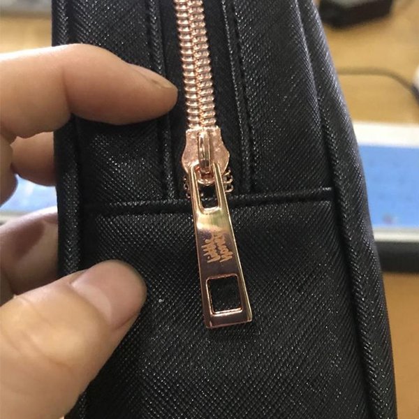 PU皮玫瑰金LOGO拉鍊化妝包