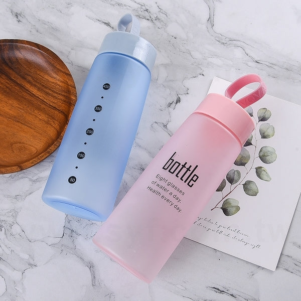 520ml運動水杯-旋蓋式塑料水瓶-附矽膠提繩