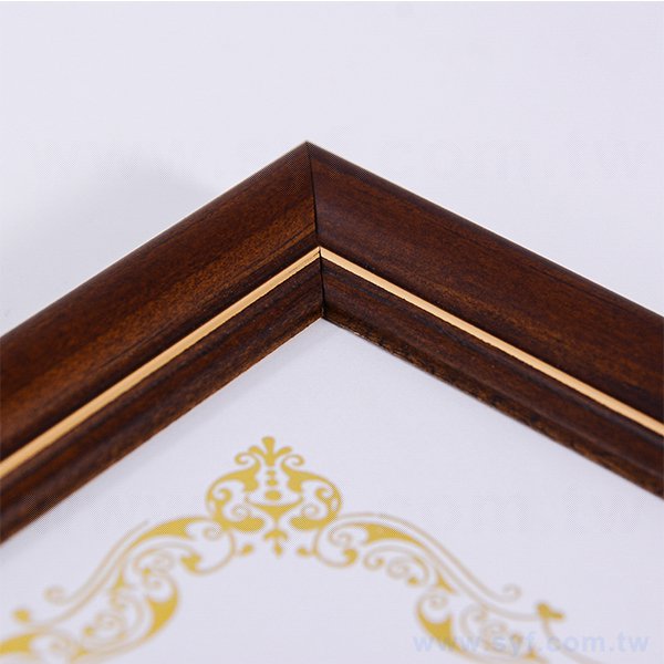 尺寸:A4<br> 材質:PVC木框<br> 顏色:褐色